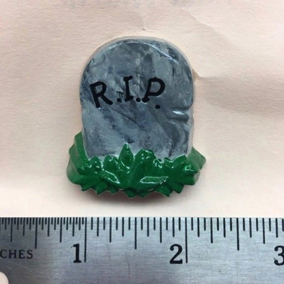 Halloween Pin Brooch Tombstone RIP Grave Stone Grey Gray Green Plaster Handmade - Picture 2 of 2